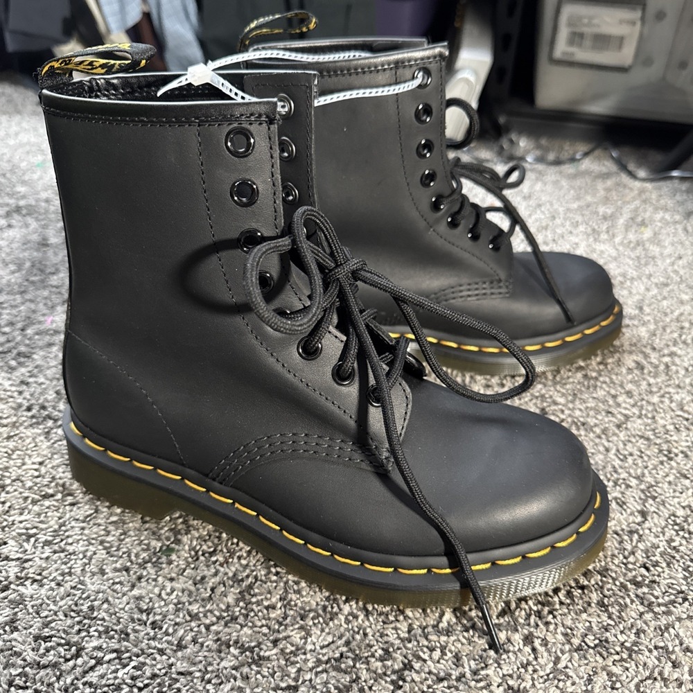 New Dr. Martens Leather Black 11822 Boots Size: Mens 5 Women's 6